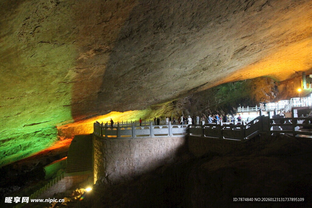 地下溶洞景观 色彩绚丽