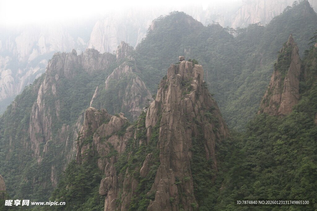 壮丽奇峰 云雾缭绕的山景