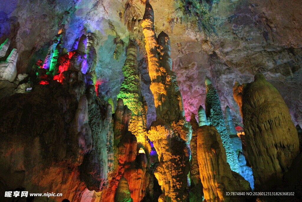 梦幻溶洞景观 五彩钟乳石