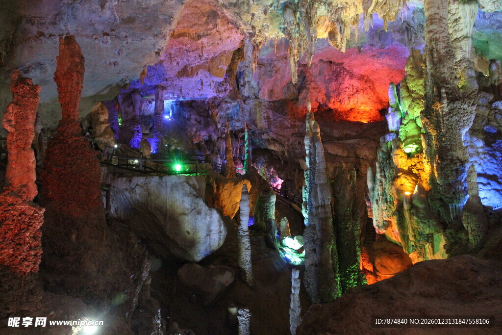 奇幻多彩的地下溶洞景观