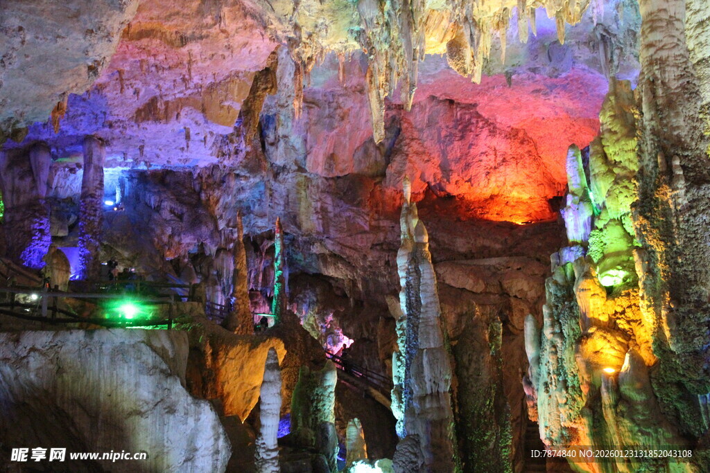 梦幻溶洞景观 色彩斑斓