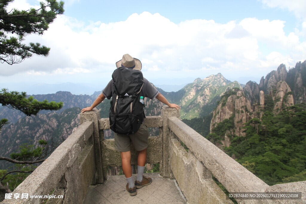 徒步者漫步山间栈道