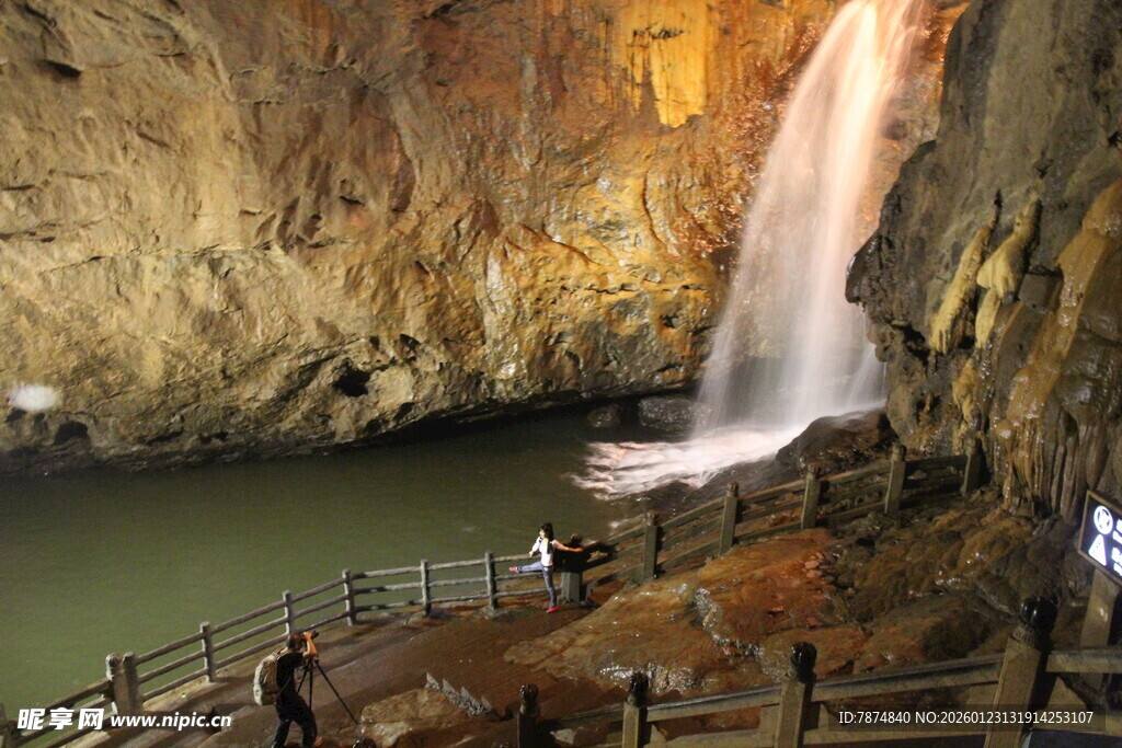 洞内瀑布景观 游人漫步