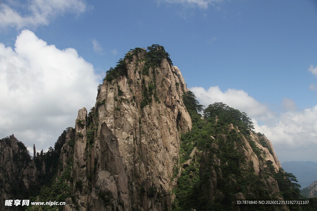 巍峨山峰 蓝天白云相伴