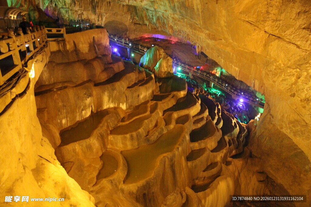 地下溶洞景观 五彩灯光秀