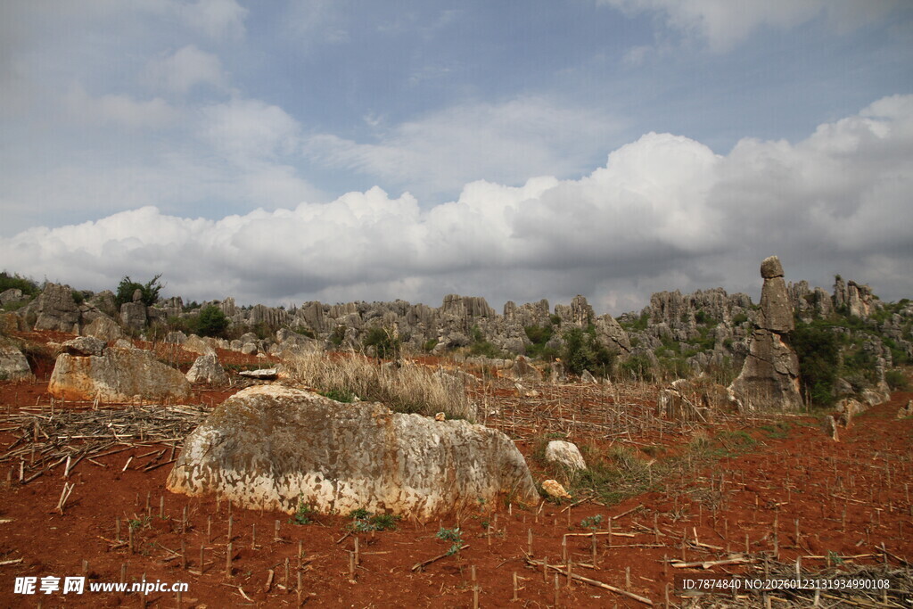 荒野中的巨石与红土地