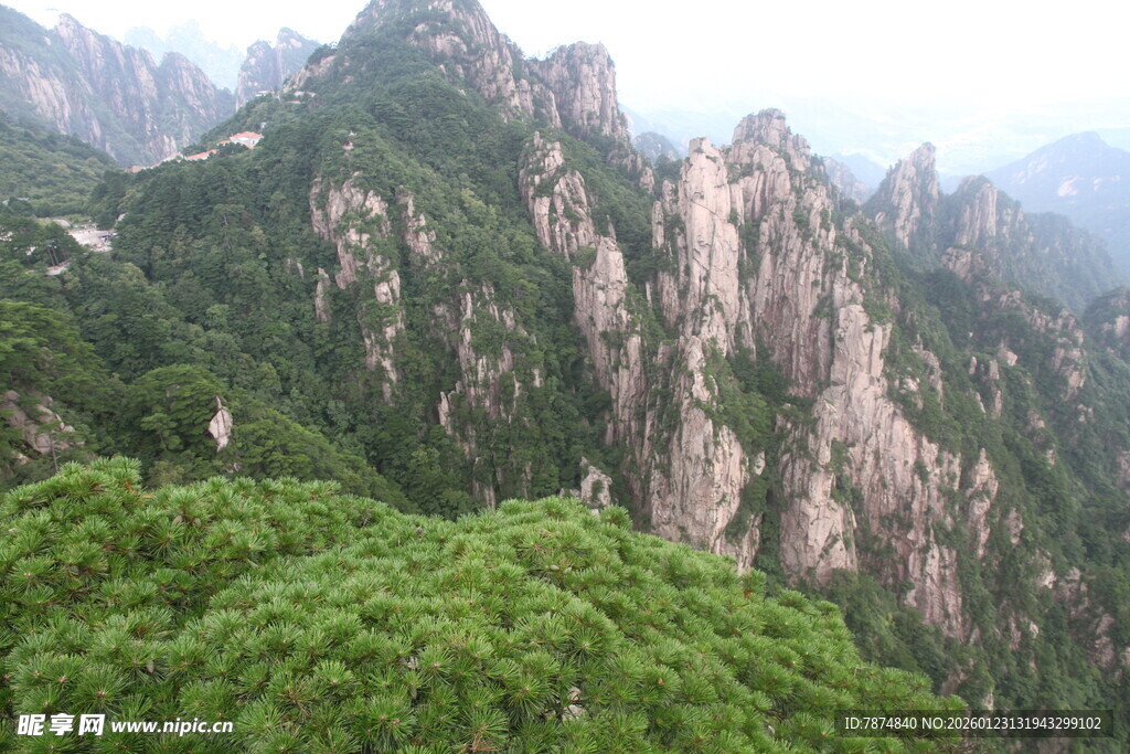 壮丽山景 绿意盎然的奇峰