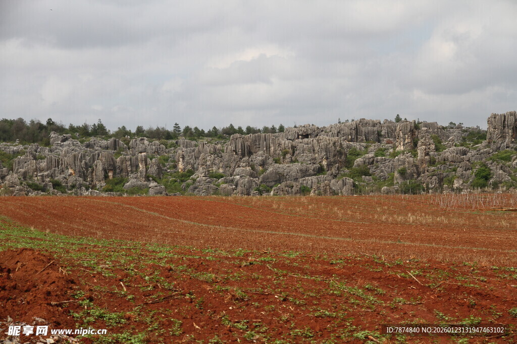 红土地与远处石山景观