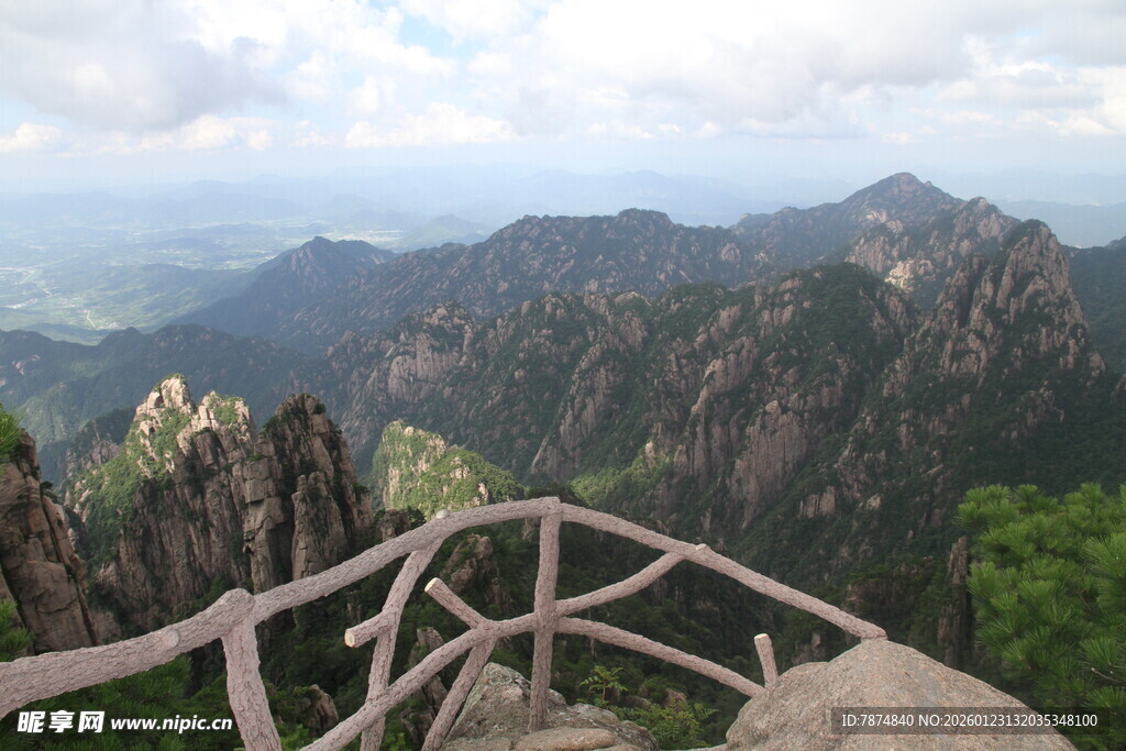 山巅观景台俯瞰壮丽群山