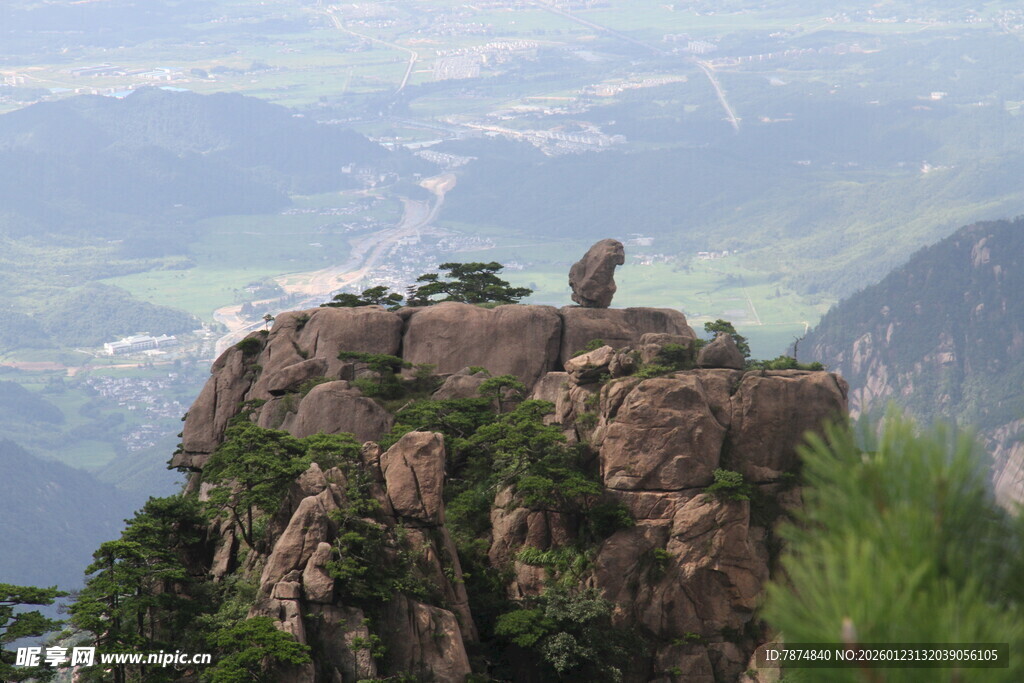 山顶奇石屹立于青山间