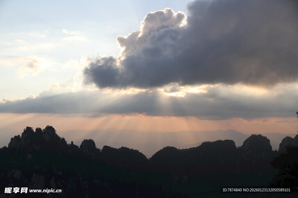 山间日落时分的壮丽云霞