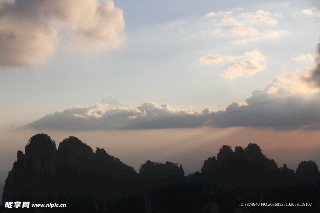 夕阳下的山峦与云朵