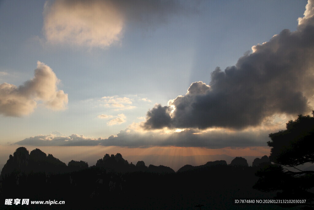 黄昏时分的山峦与云霞