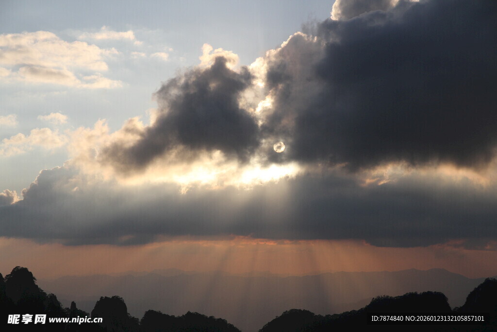 日落时分的云海山峦