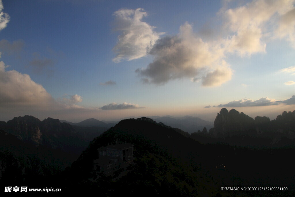 山间夕阳下的壮丽云海