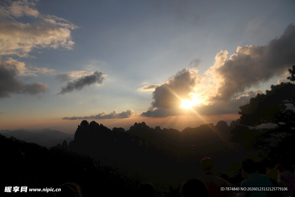 日出时分的壮丽山景