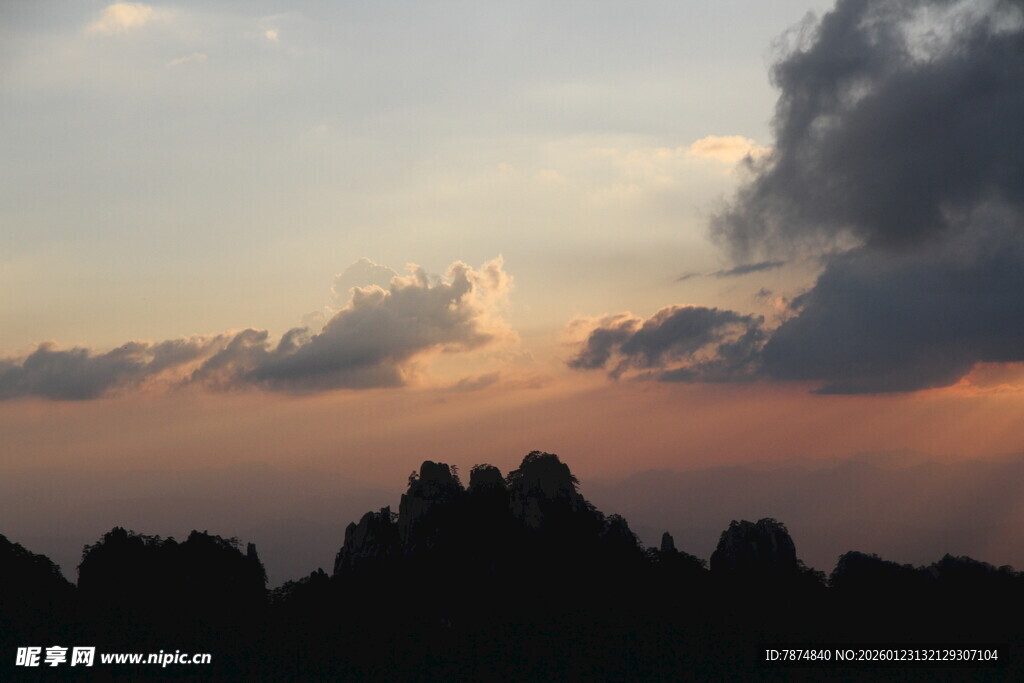日落时分的山峦剪影
