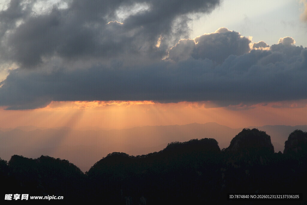 日出云海间的山峦美景