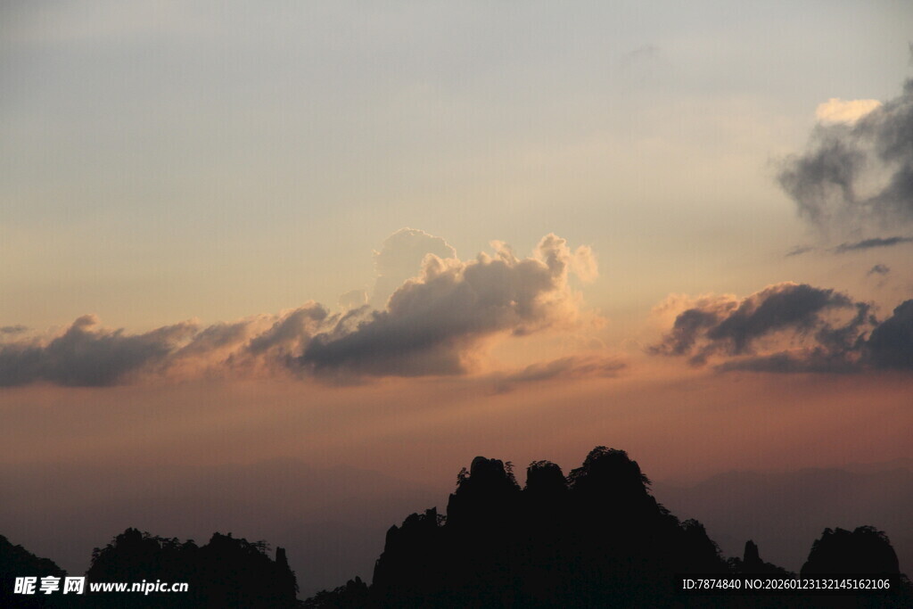 日落时分的山峦美景