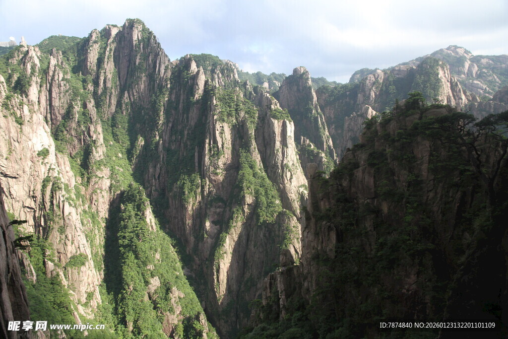壮丽巍峨的陡峭山峰
