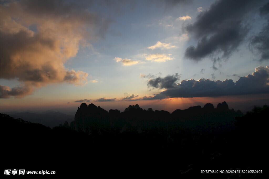 黄昏时分的山峦与彩云