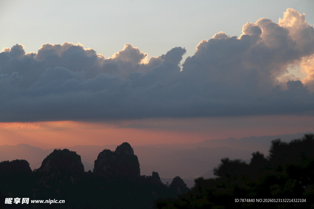 夕阳下的山峦与壮丽云彩