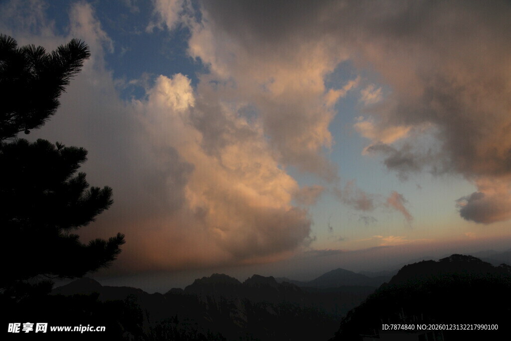 黄昏山林间的绚烂云霞
