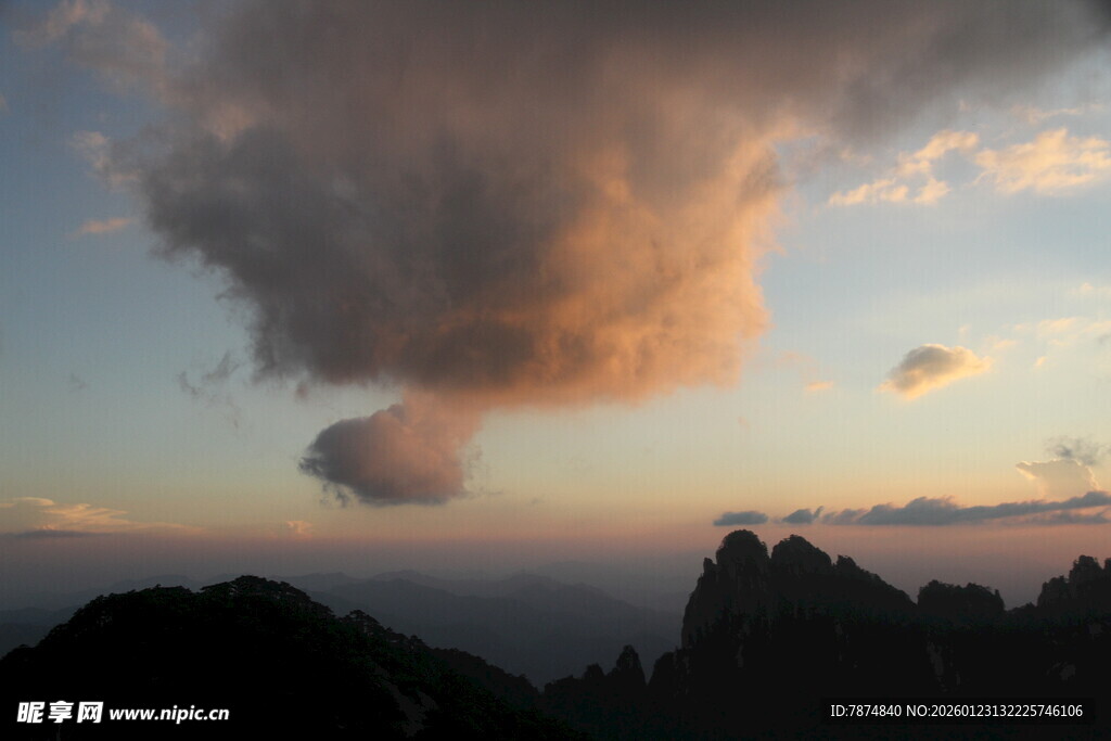 夕阳下的山峦与奇幻云彩