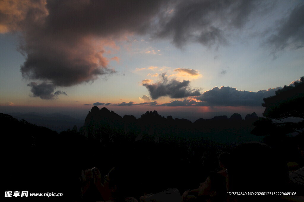 黄昏时分的绚烂天空景观