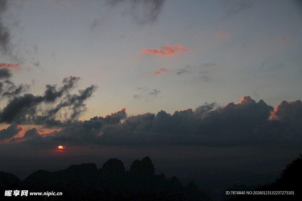 日落时分的天空与山峦