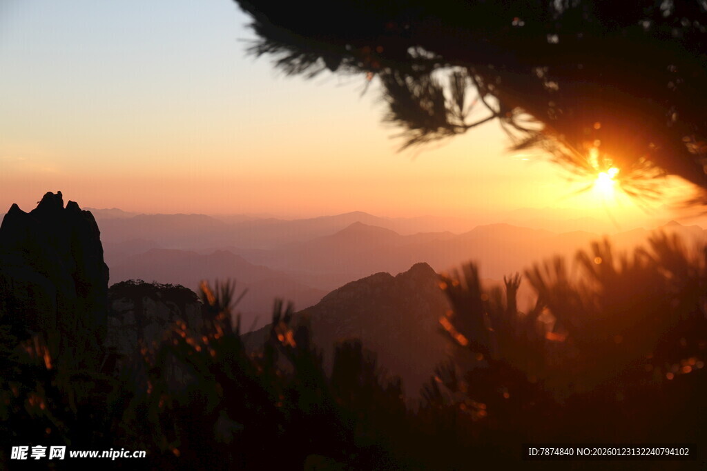 日出时分的壮丽山景