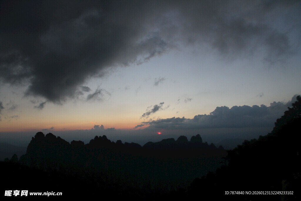 山间暮色 乌云下的壮丽景观