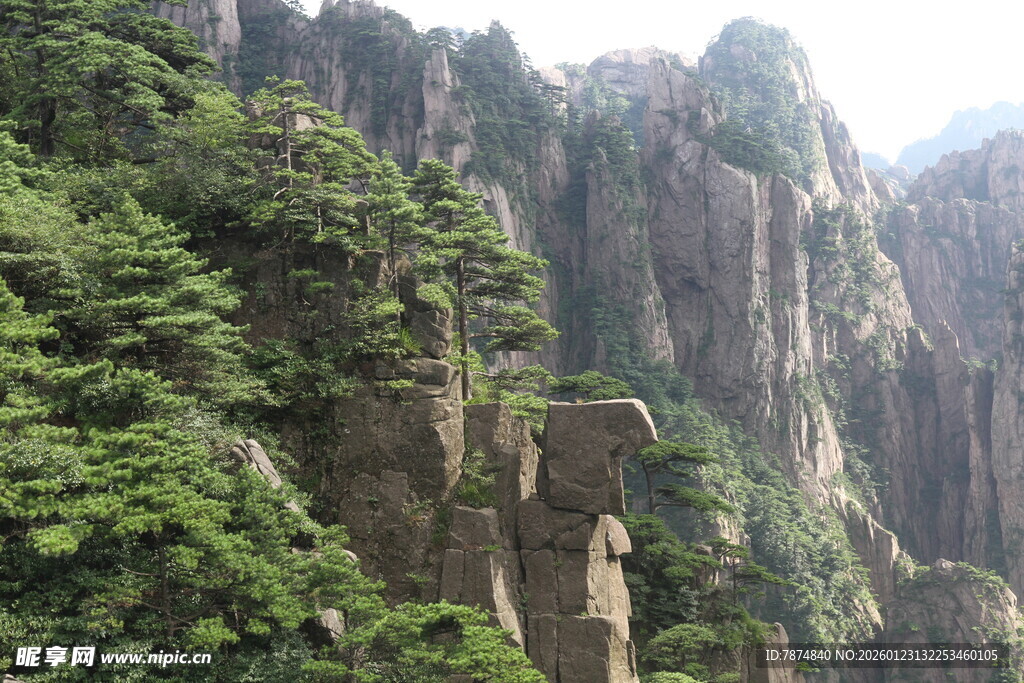 奇峰峻岭间的绿意景致