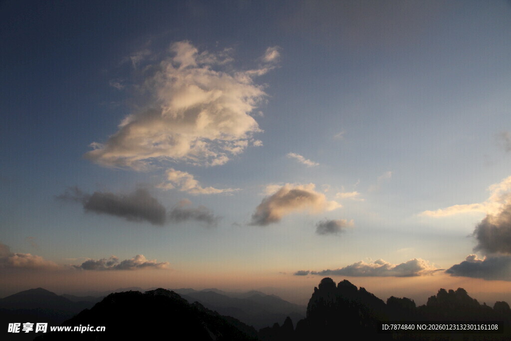 山间晚空 云霞共映美景