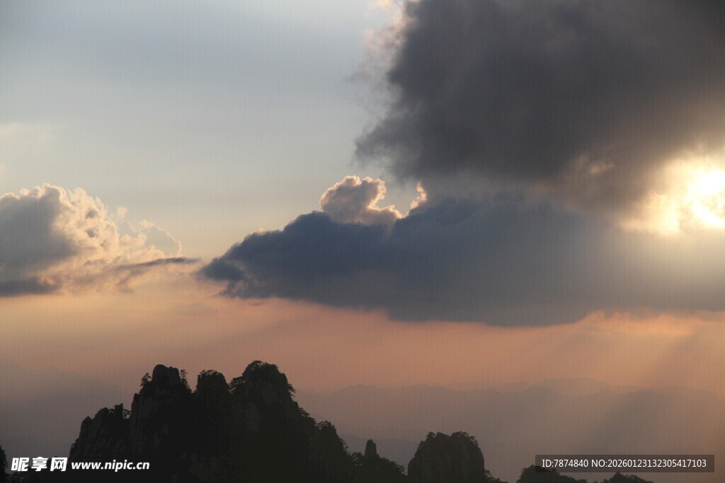 日出时分的壮丽山峦景色