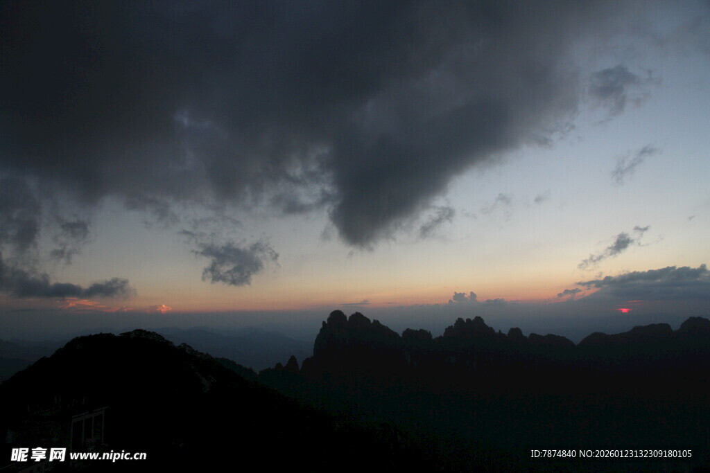 黄昏时分山间乌云密布