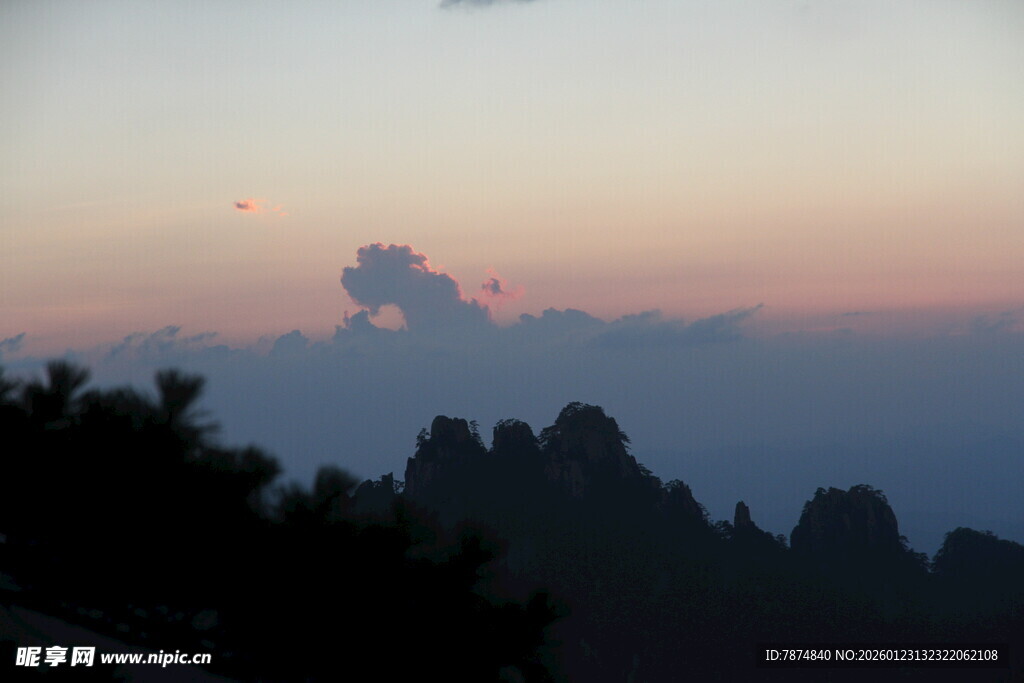 黄昏山峦剪影