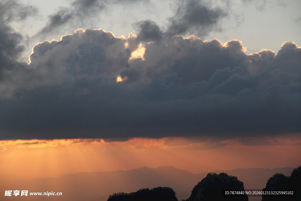 日落时分的山峦与云霞