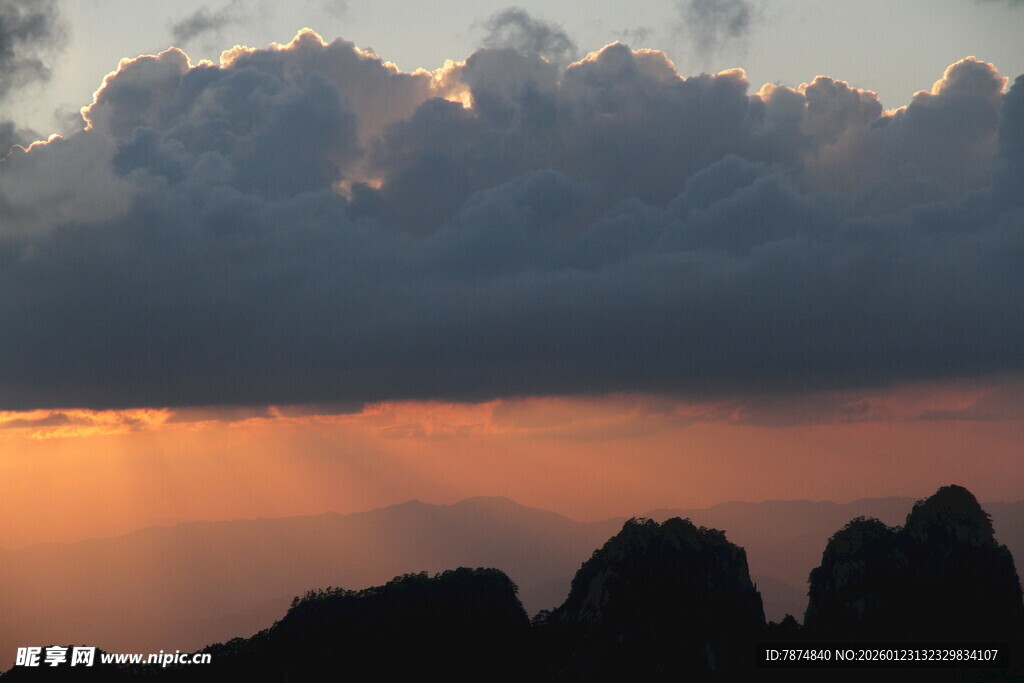 夕阳下的山峦与云层