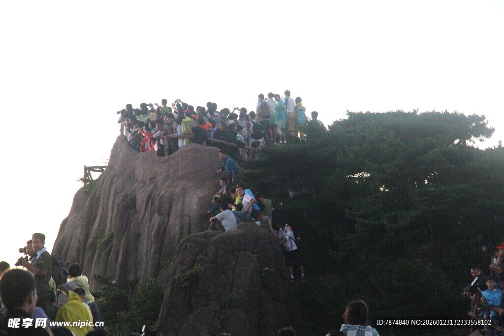 山顶人群观景热闹场景