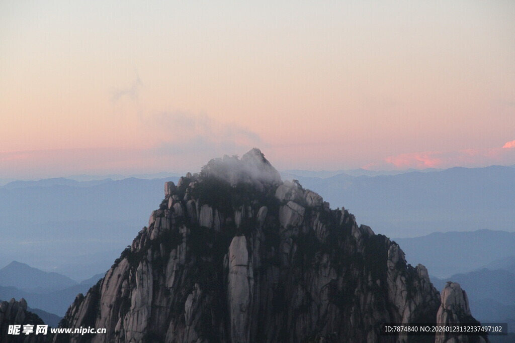 日出时的巍峨山峰