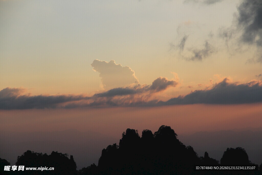 日落时分的山峦剪影