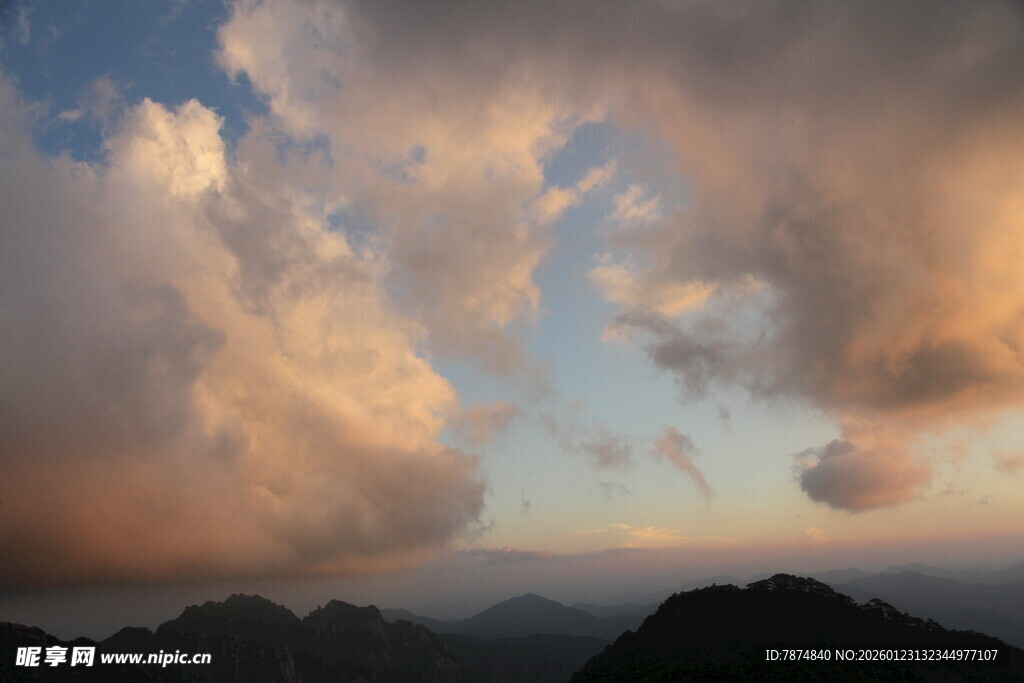 壮丽晚霞下的山峦美景