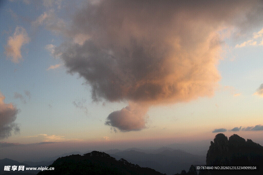 日落时分的壮丽山景云景