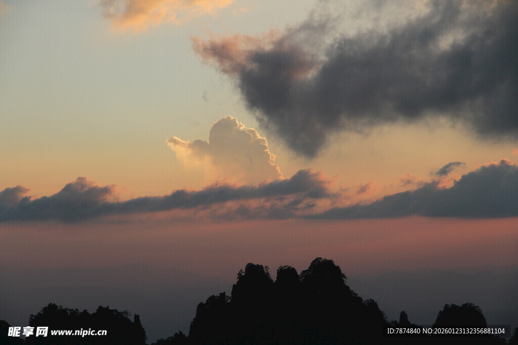 日落时分的山峦与云彩
