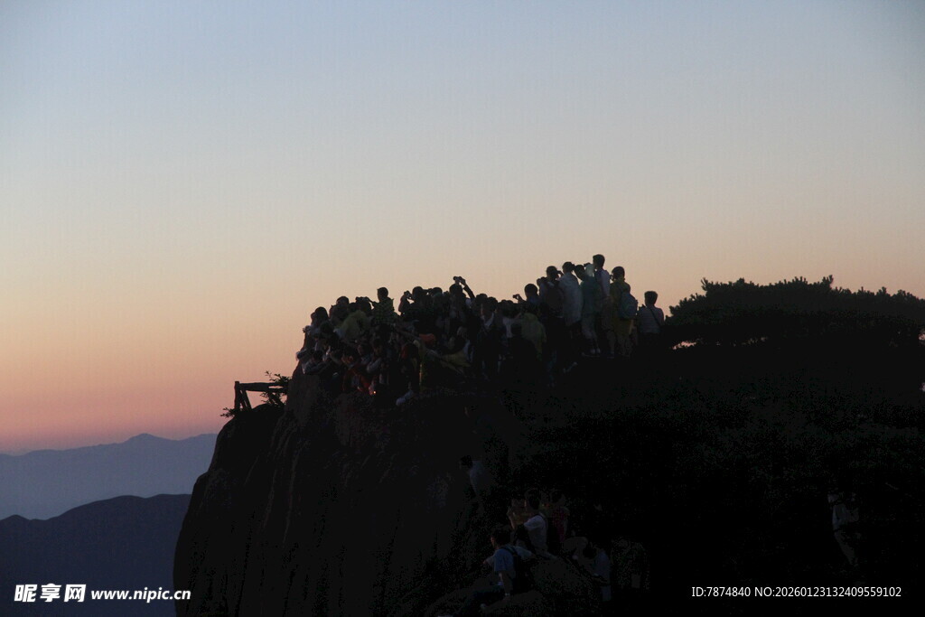 黄昏下的山巅轮廓