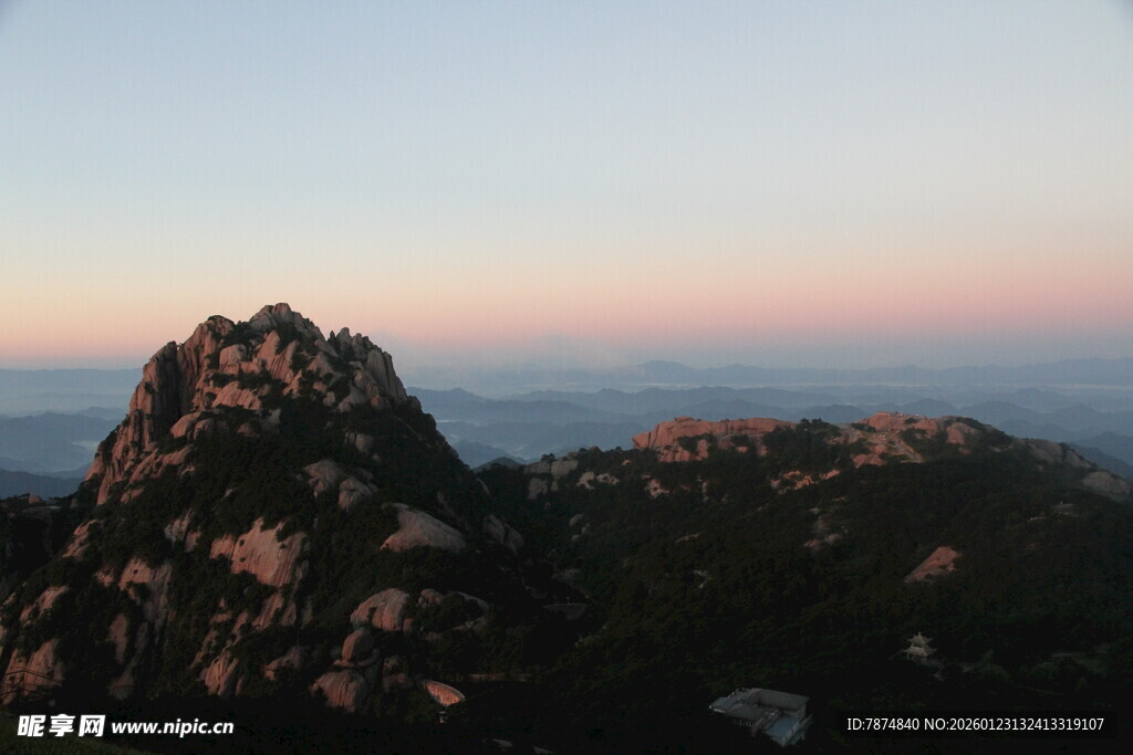 黄昏下的壮丽山景