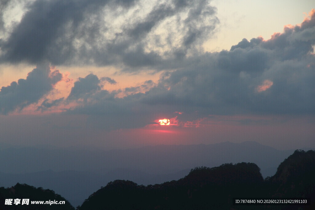 日落时分的山峦与云霞