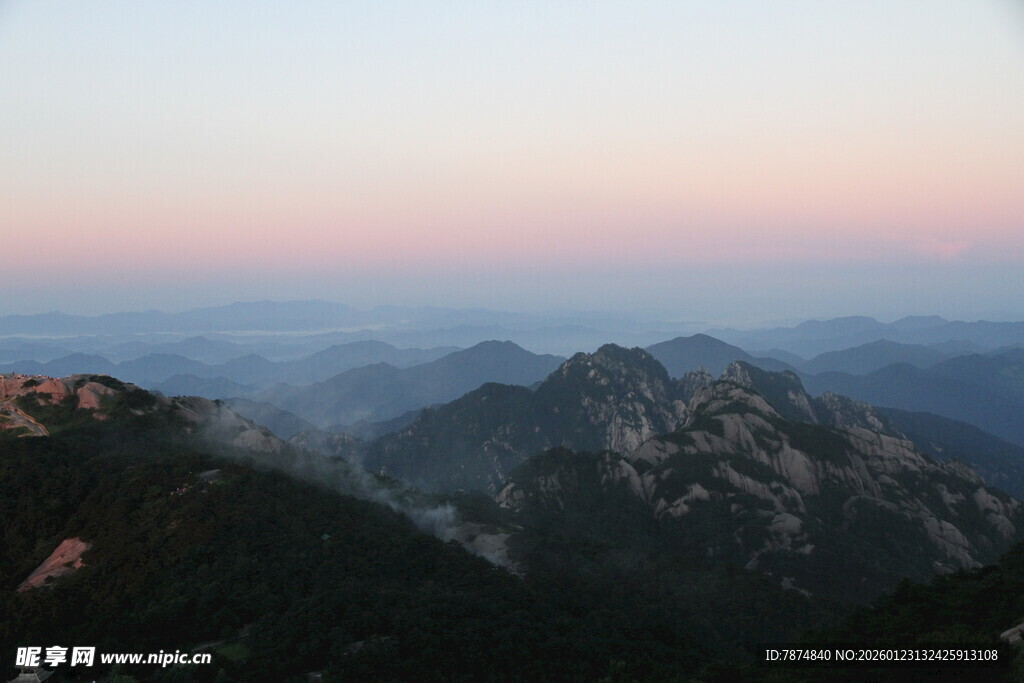 日暮下的壮丽山峦景色