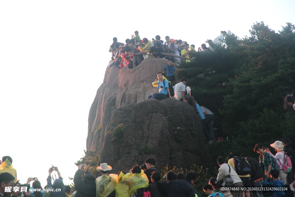 游客攀登巨石热闹场景